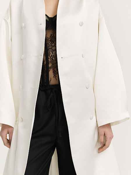 Плащ с объемными рукавами White Bouton