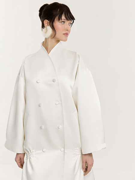 Плащ с объемными рукавами White Bouton