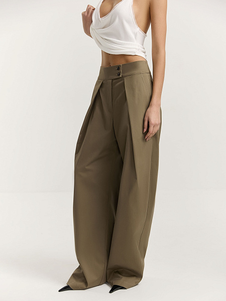 Брюки свободного кроя с защипами