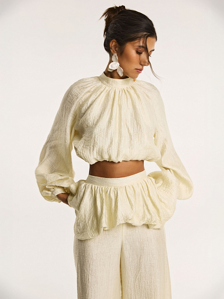 Блуза свободного кроя из фактурной ткани