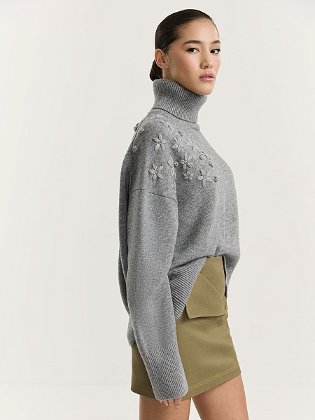 Свитер с вышивкой ручной работы