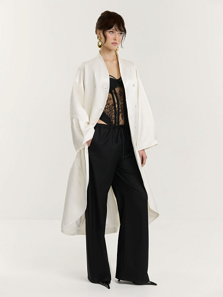 Плащ с объемными рукавами White Bouton