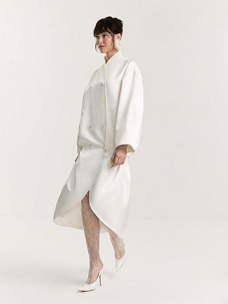 Плащ с объемными рукавами White Bouton