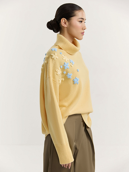 Свитер с вышивкой ручной работы