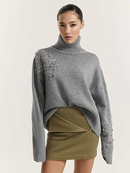 Свитер с вышивкой ручной работы