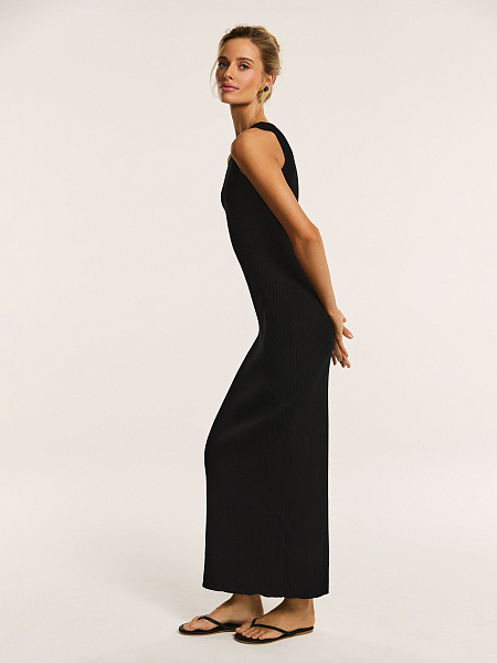 Трикотажное платье с фигурными линиями