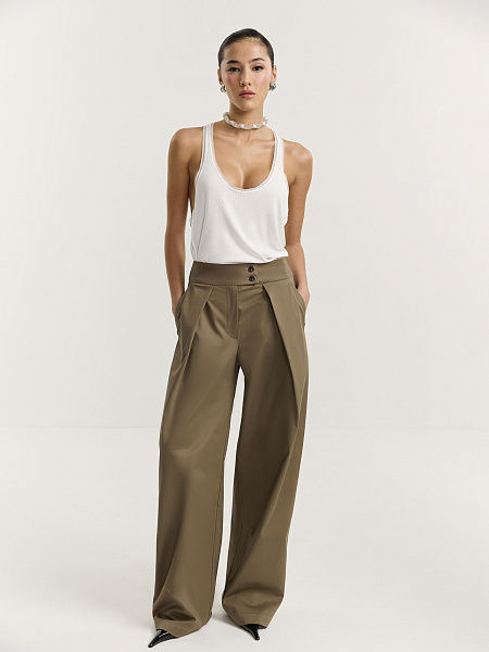 Брюки свободного кроя с защипами