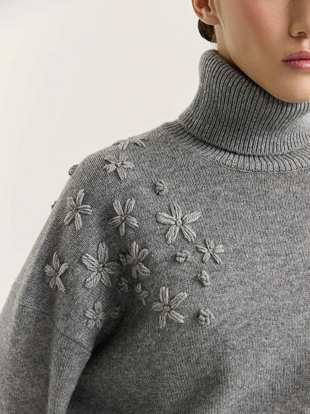 Свитер с вышивкой ручной работы