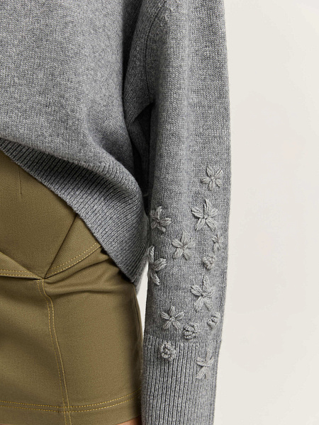 Свитер с вышивкой ручной работы