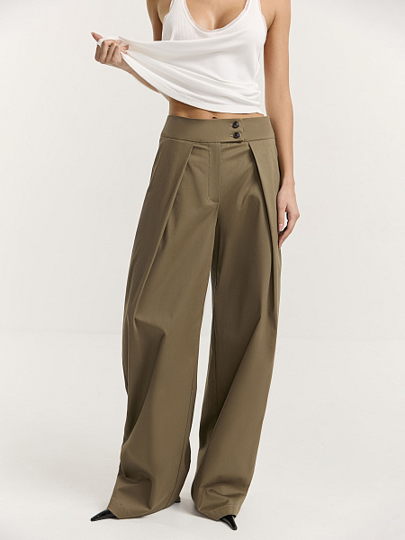 Брюки свободного кроя с защипами