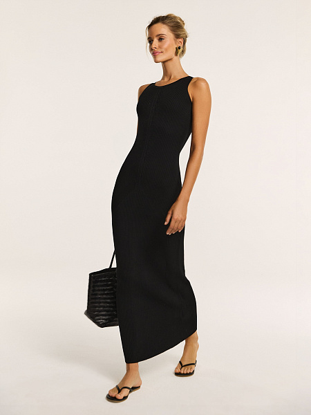 Трикотажное платье с фигурными линиями