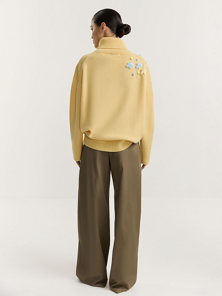 Свитер с вышивкой ручной работы