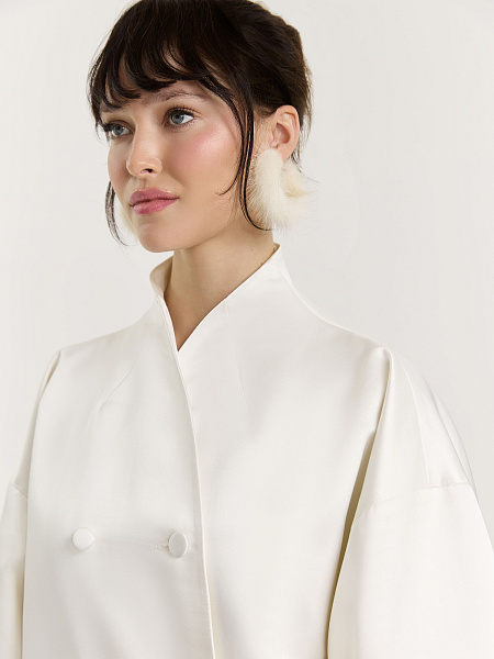 Плащ с объемными рукавами White Bouton