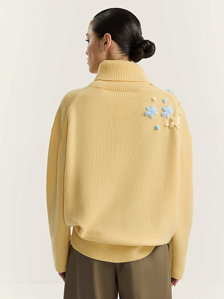Свитер с вышивкой ручной работы