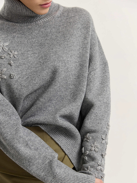 Свитер с вышивкой ручной работы